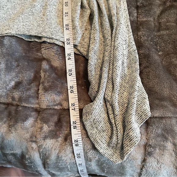 Aiden Y NWT Heather Gray Knit T-Shirt Shark-bite Hem Cap Sleeves Stretchy Comfy - Picture 11 of 11